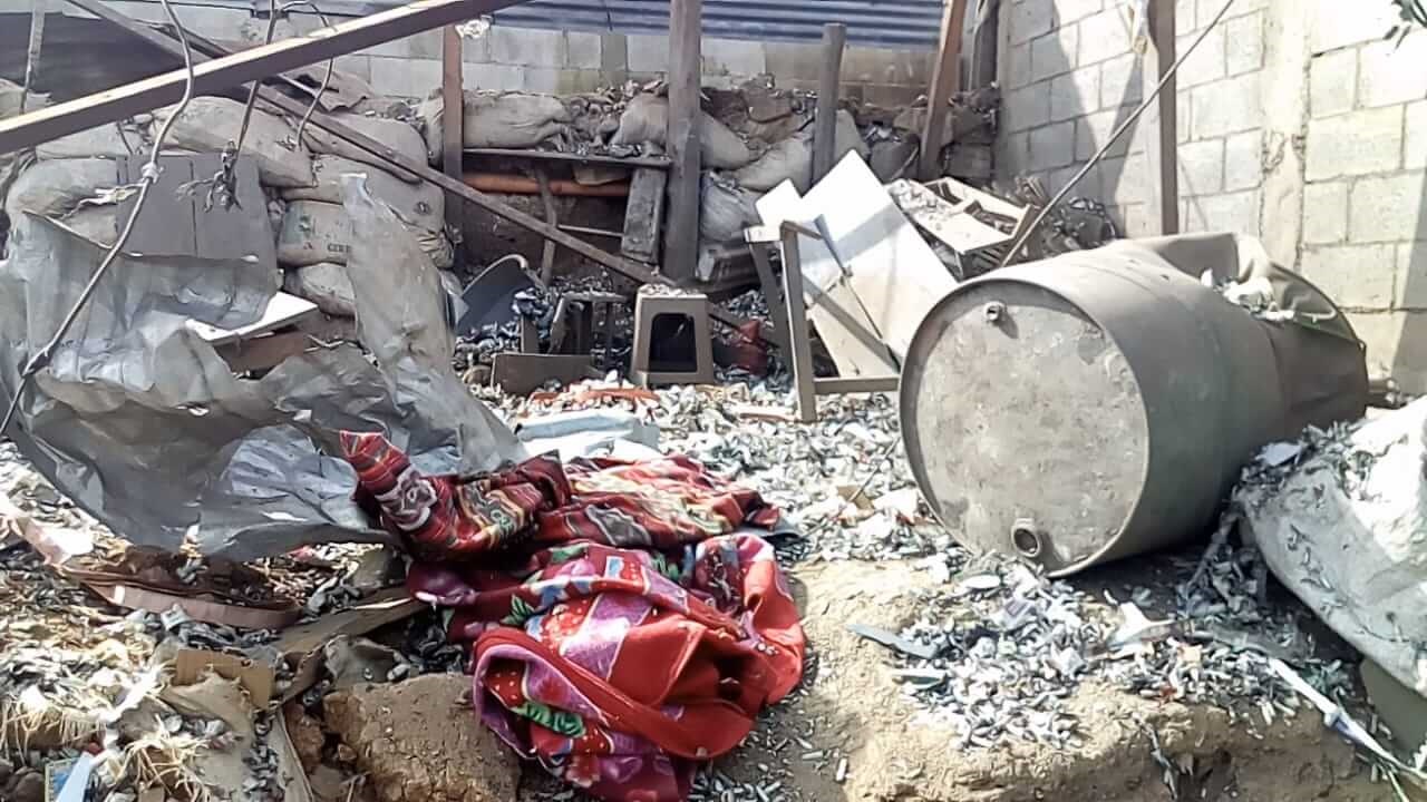 Así quedó el inmueble donde funcionaba la cohetería donde ocurrió la explosión. (Foto Prensa Libre: René Subuyuj).