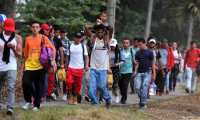 Caravana de migrantes hondureños camino hacia la frontera con Guatemala. (Foto Prensa Libre: EFE)