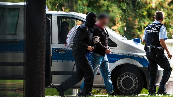 Miembro del grupo terrorista "Revolution Chemnitz" es conducido a un tribunal en Karlsruhe. 
