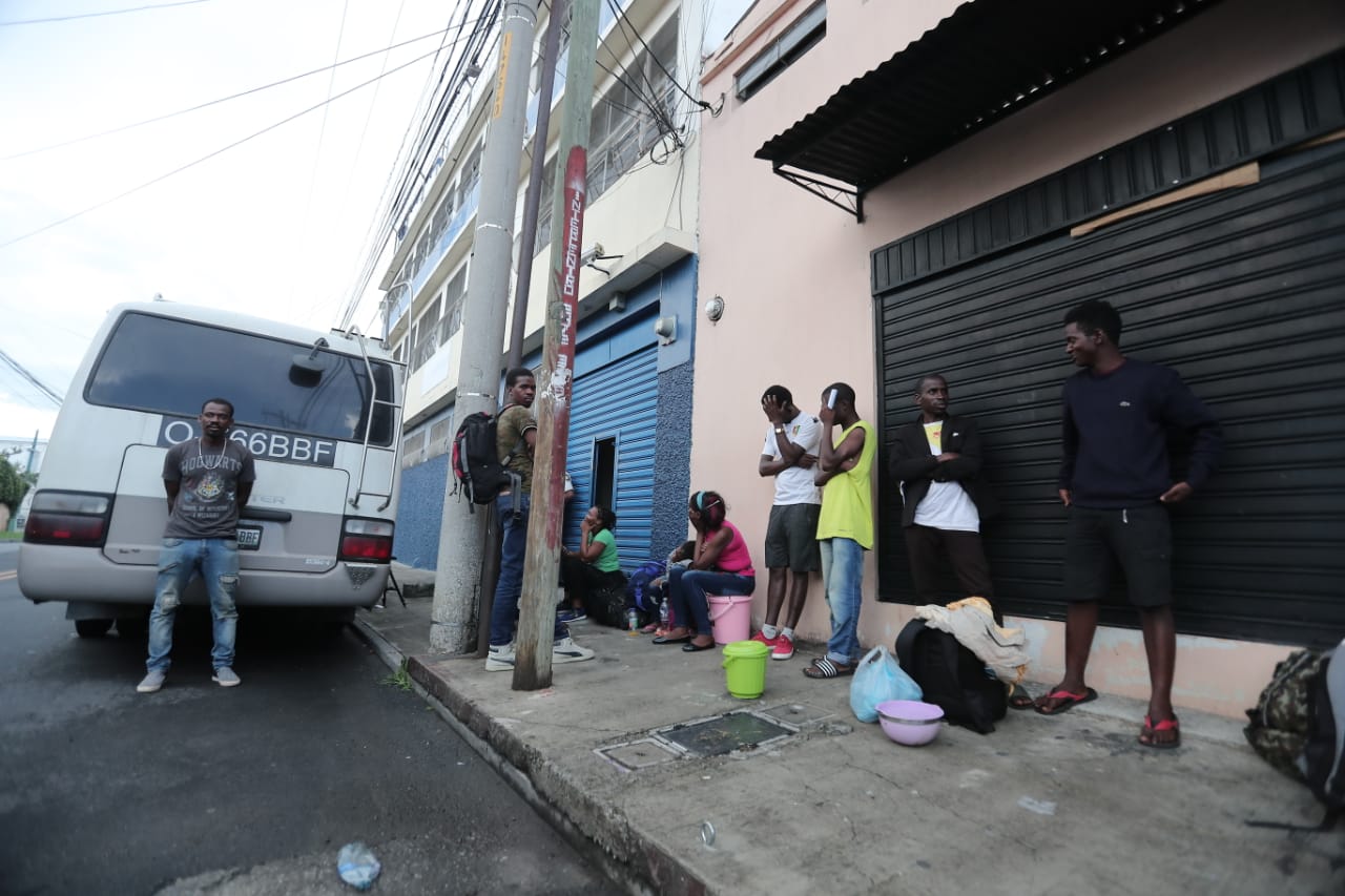 Los migrantes fueron trasladadados a una albergue de la zona 5 capitalina. (Foto Prensa Libre: Juan Diego Gónzalez)