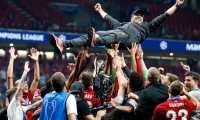Madrid (Spain), 01/06/2019.- Liverpool FC head coach Juergen Klopp is lifted by his players after the UEFA Champions League final between Tottenham Hotspur and Liverpool FC at the Wanda Metropolitano stadium in Madrid, Spain, 01 June 2019. Liverpool won 2-0. (Liga de Campeones, España) EFE/EPA/Kiko Huesca