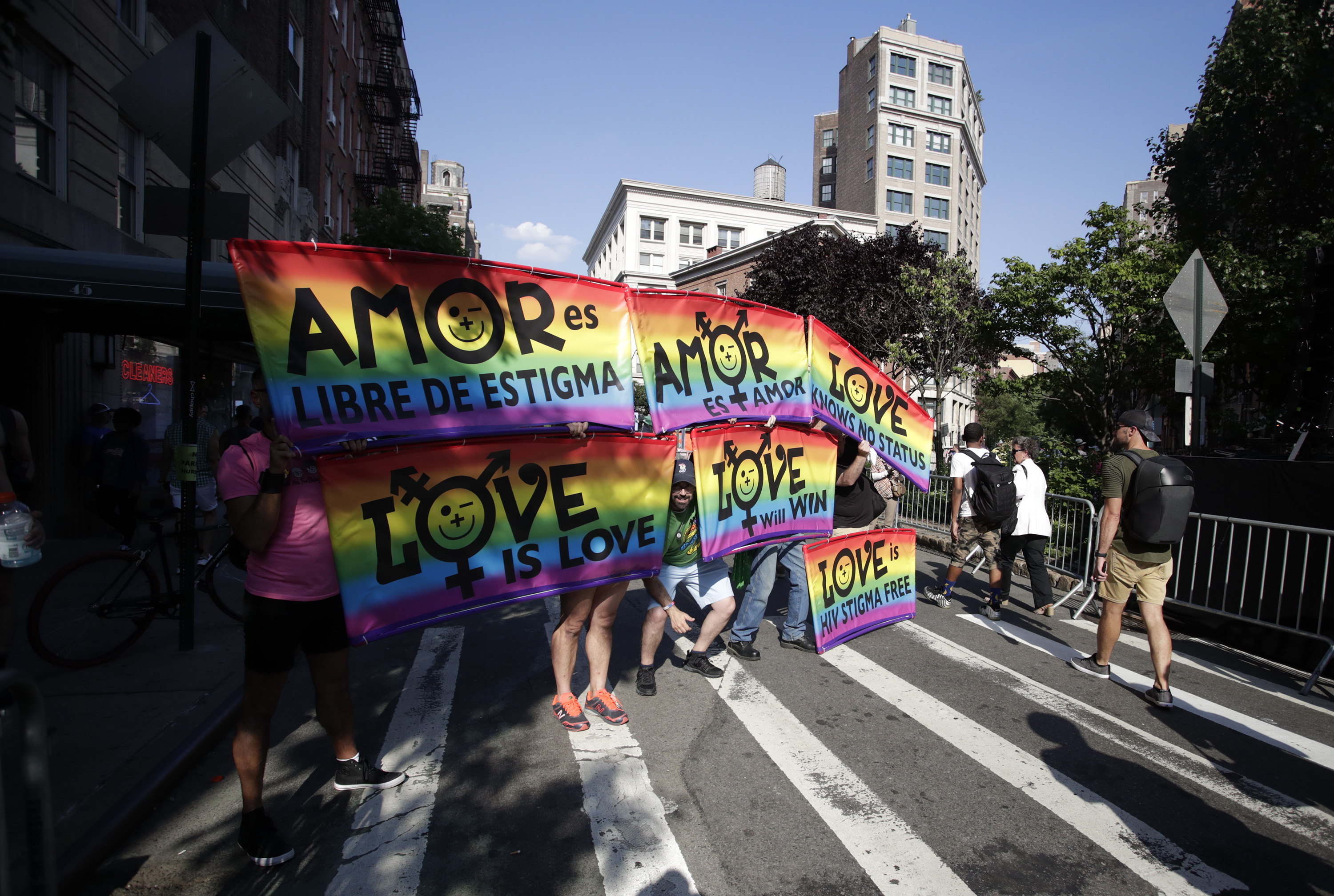 El 28 de junio de 1969, una redada de la policía en el bar del Inn de Stonewall, provocó grandes protestas en la comunidad gay de Nueva York. (Foto Prensa Libre: EFE)