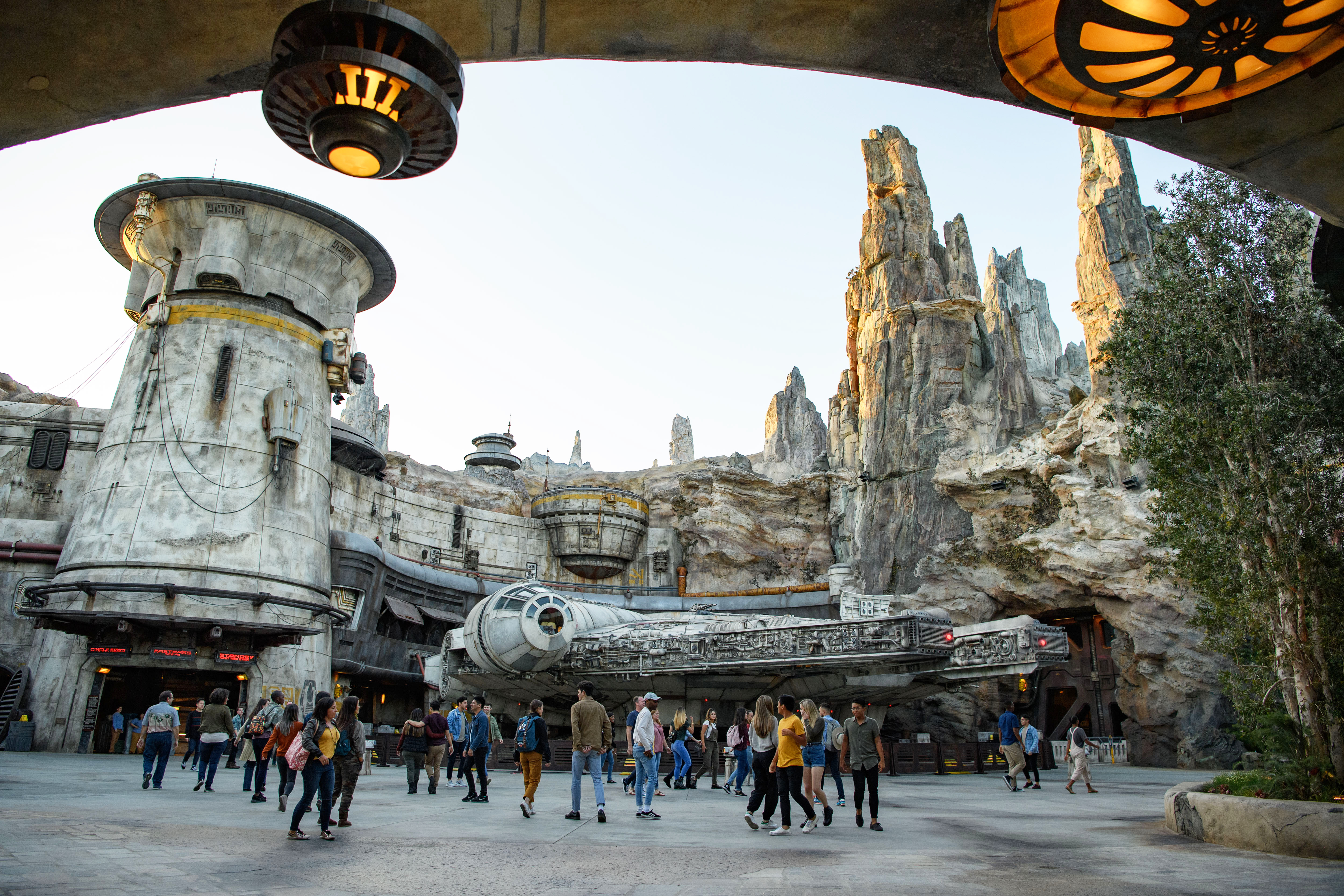 Varios visitantes en la zona donde está instalado el Halcón Milenario de “Star Wars”. (Foto Prensa Libre: Disney/Lucasfilm)
