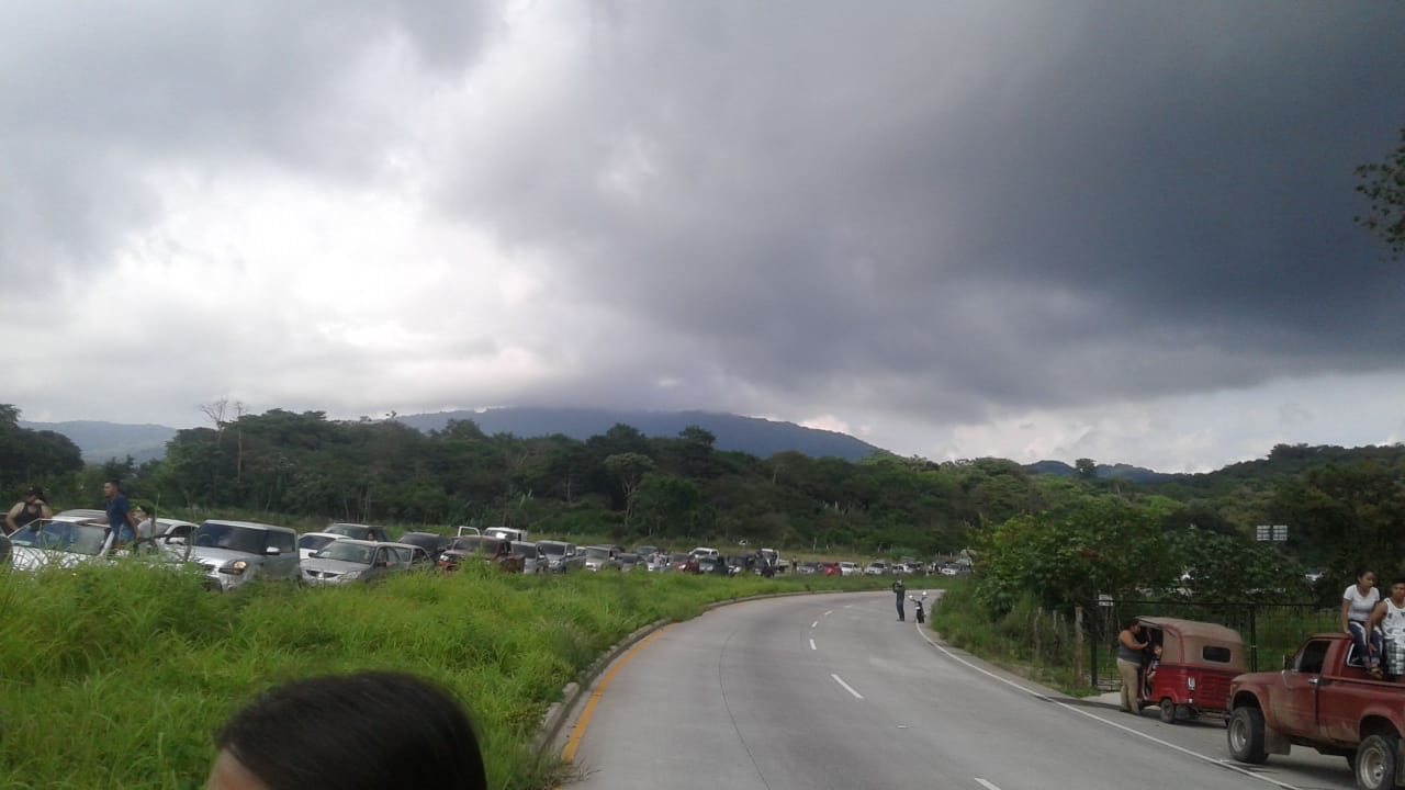 Ambas vías de la carretera está bloqueado por vecinos. (Foto Prensa Libre: Cortesía)