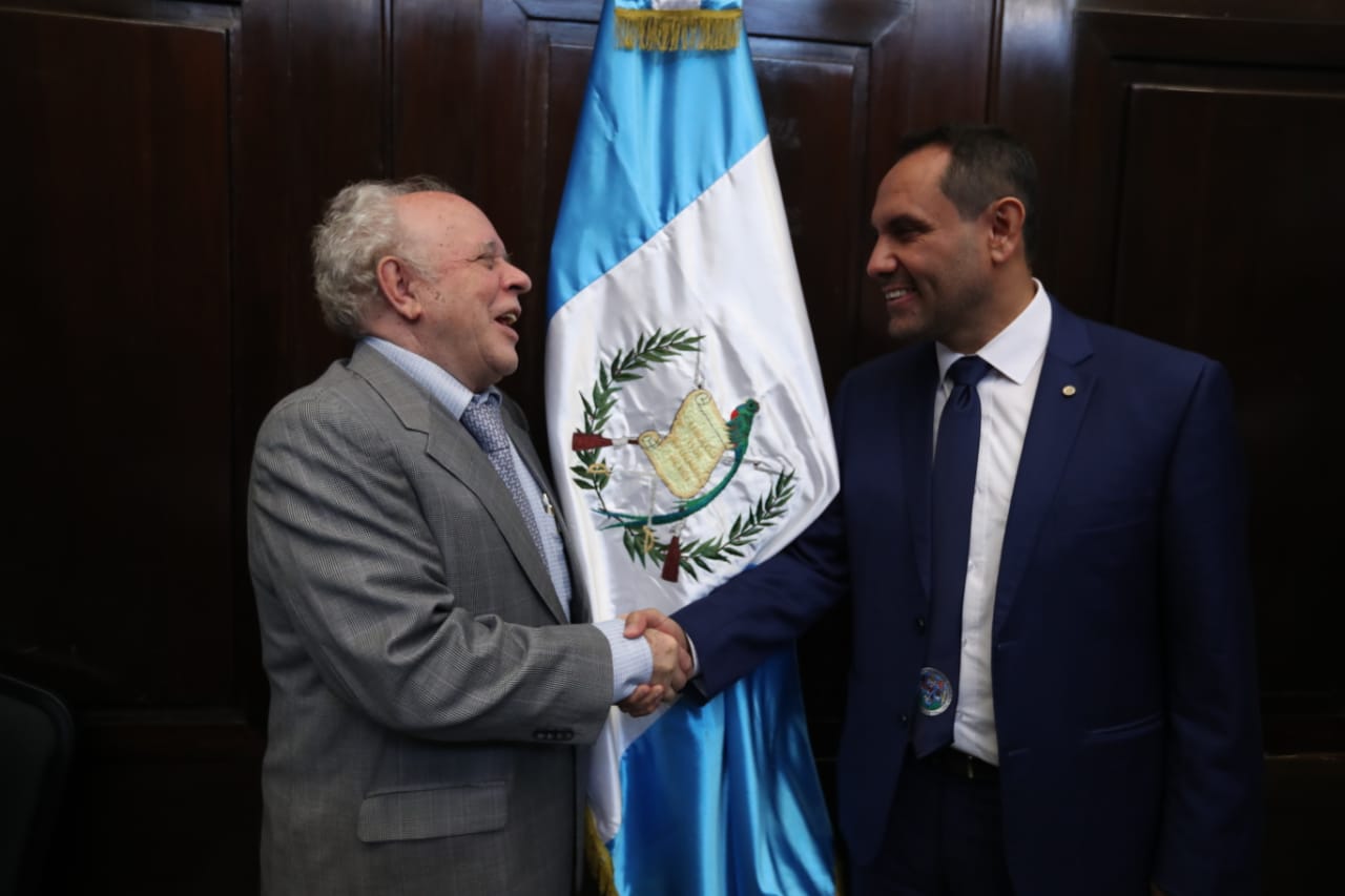 Félix Serrano —izquierda—, rector de la Universidad Panamericana, saluda a Murphy Paíz, rector de la Universidad de San Carlos, luego de ser electos presidentes de las comisiones de postulación. (Foto Prensa Libre: Erick Ávila)