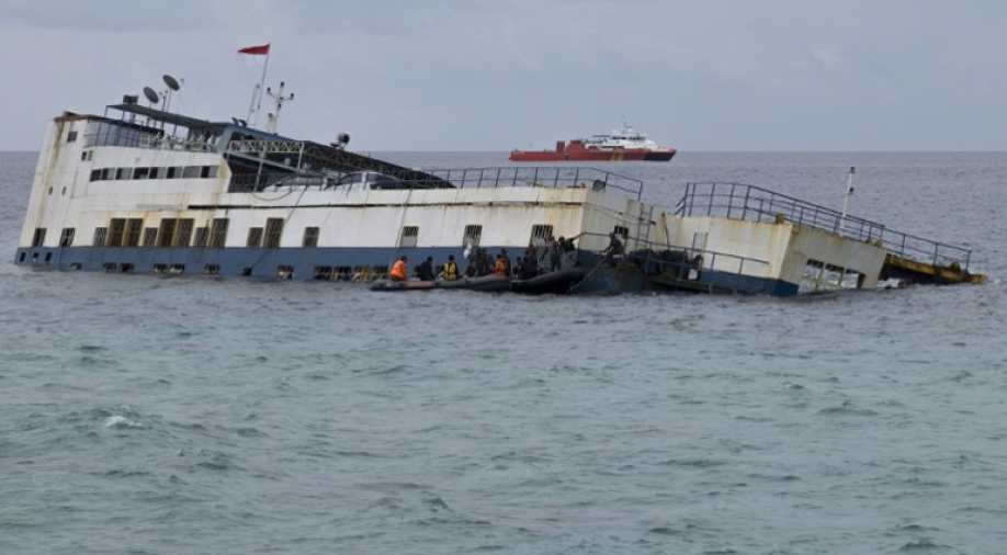 Los naufragios de embarcaciones son comunes en Indonesia, como esta en septiembre del 2018. (Foto: AFP)