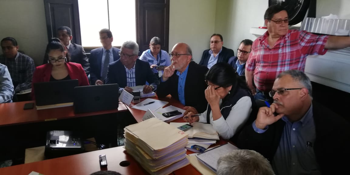 Supuestos exmilitares asistieron a una mesa de diálogo con instituciones del Ejecutivo. (Foto Prensa Libre: Carlos Álvarez)