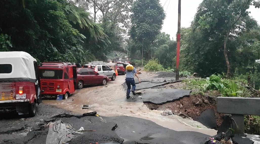 La entrada al municipio de El Palmar, Quetzaltenango se destruyó a causa de la fuerte lluvia. (Foto Prensa Libre: Rolando Miranda)