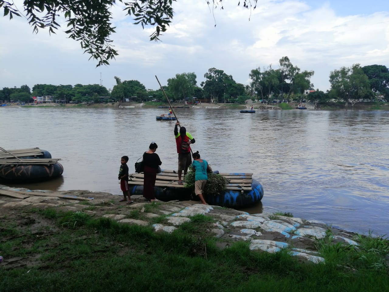 Migrantes cruzan hacia el río Suchiate en su camino hacia Estados Unidos. (Foto Prensa Libre: Whitmer Barrera) 