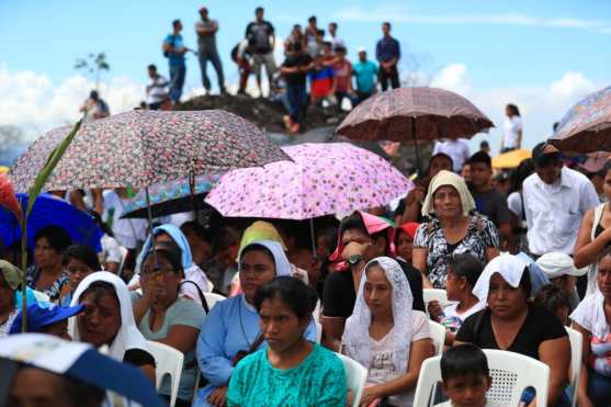 Entre oraciones y anécdotas las personas recordaron este día de tragedia.  Foto Prensa Libre: Carlos Hernández