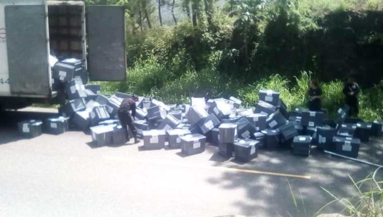 Varias cajas electorales cayeron del camión donde eran transportadas hacia Baja Verapaz. (Foto Prensa Libre: Cortesía Tobinson Monroy Hernández) 