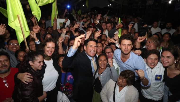 Ricardo Quiñónez saluda a simpatizantes en la sede del Partido Unionista. (Foto Prensa Libre: Raúl Juárez)