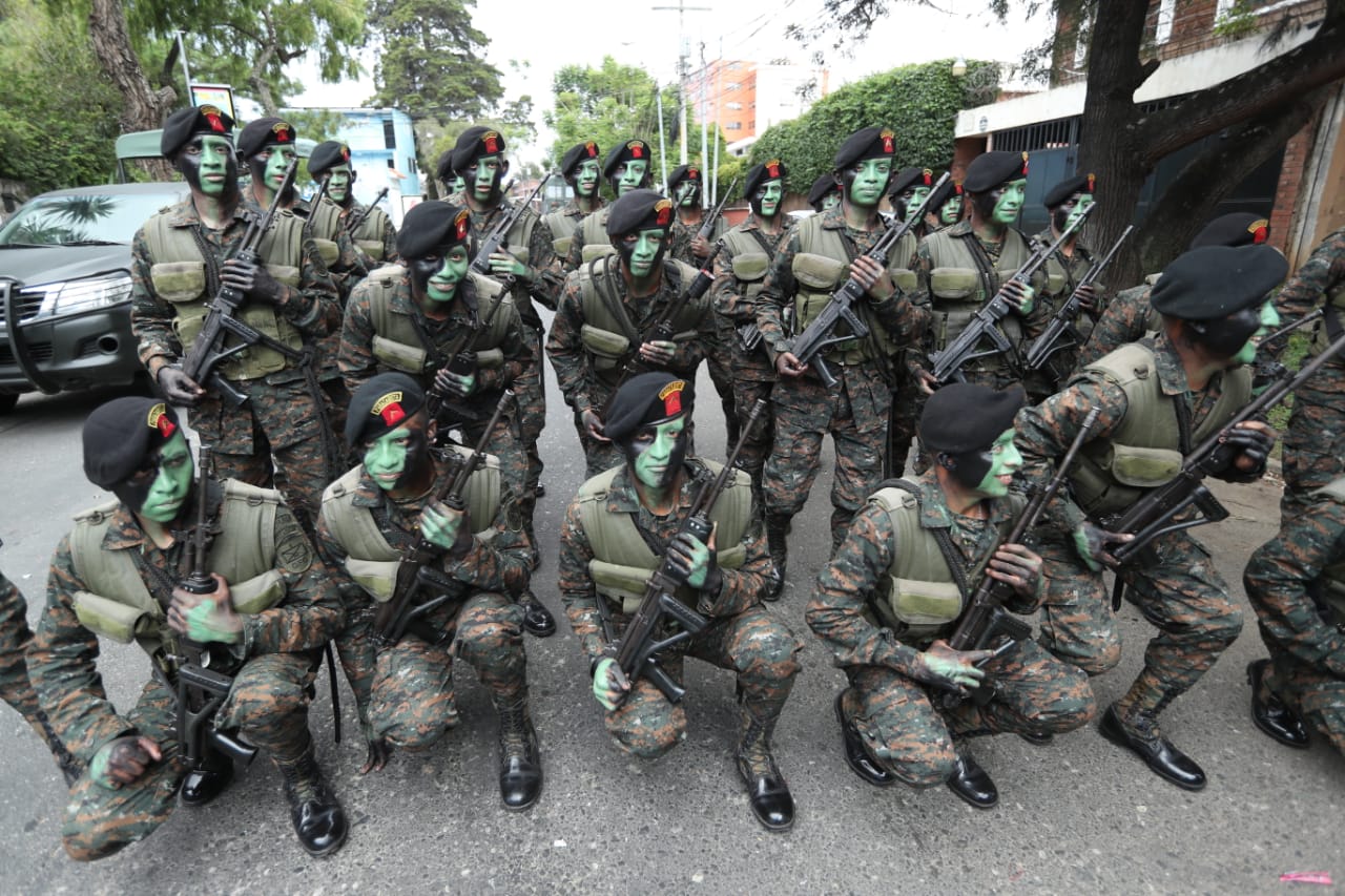 Después de 12 años, militares regresan a las calles para celebrar el aniversario del Ejército, en un desfile que es cuestionado por representantes de organizaciones sociales. (Foto Prensa Libre: Esbin García)