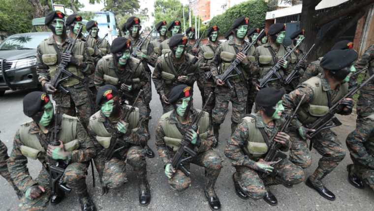 Después de 12 años, militares regresan a las calles para celebrar el aniversario del Ejército, en un desfile que es cuestionado por representantes de organizaciones sociales. (Foto Prensa Libre: Esbin García)