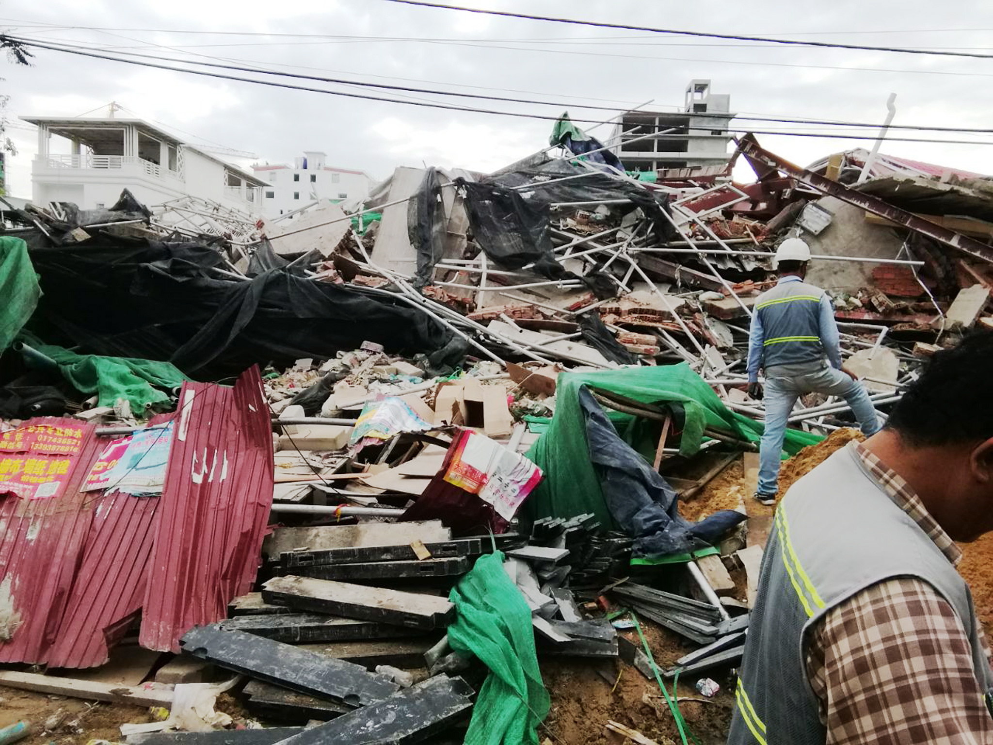 Se calcula que hay unas 30 personas atrapadas en los escombros. (Foto Prensa Libre: EFE)
