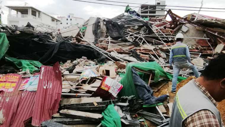 Se calcula que hay unas 30 personas atrapadas en los escombros. (Foto Prensa Libre: EFE)