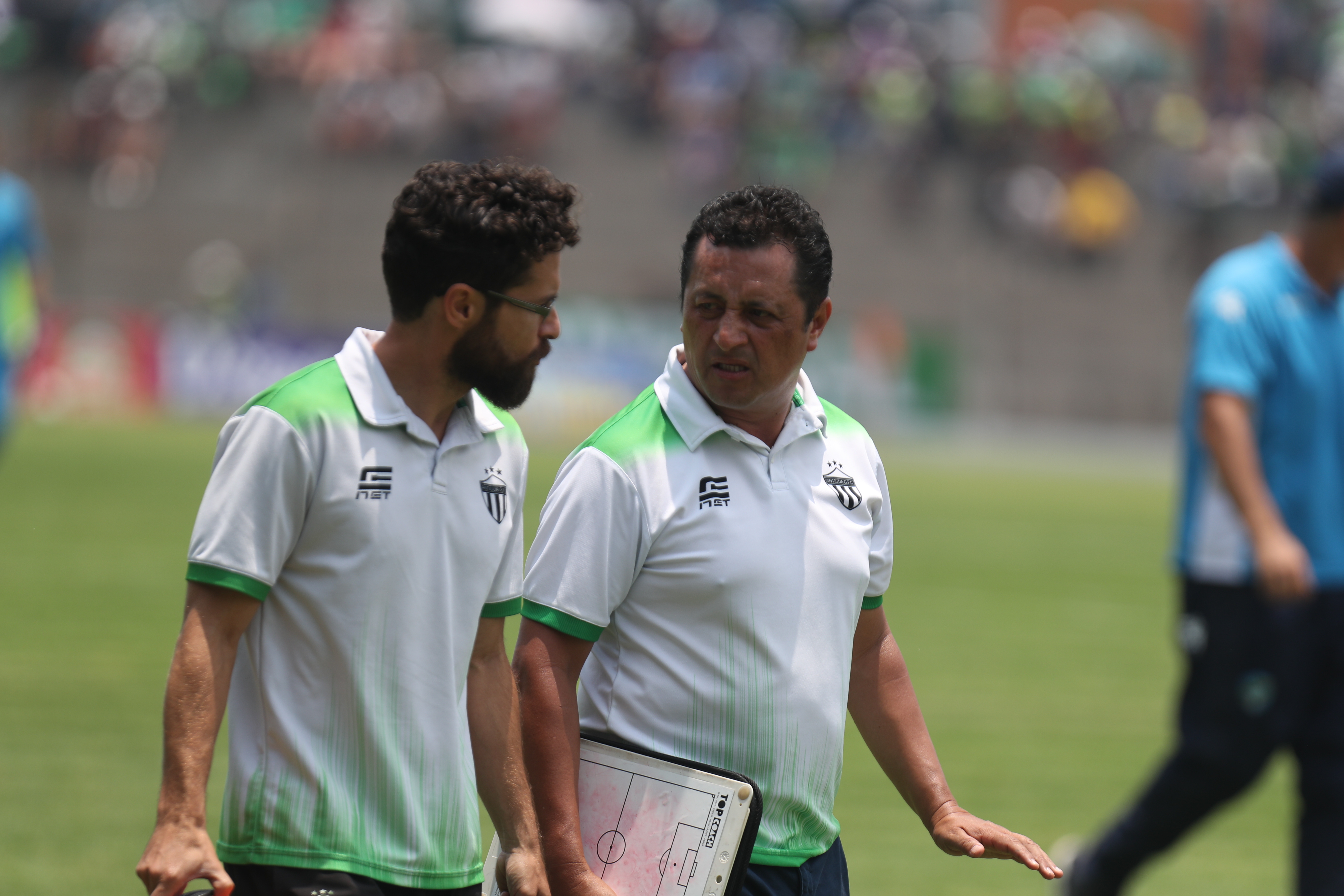 Roberto Montoya (derecha), es el nuevo técnico de Antigua GFC. (Foto Prensa Libre: Carlos Vicente).