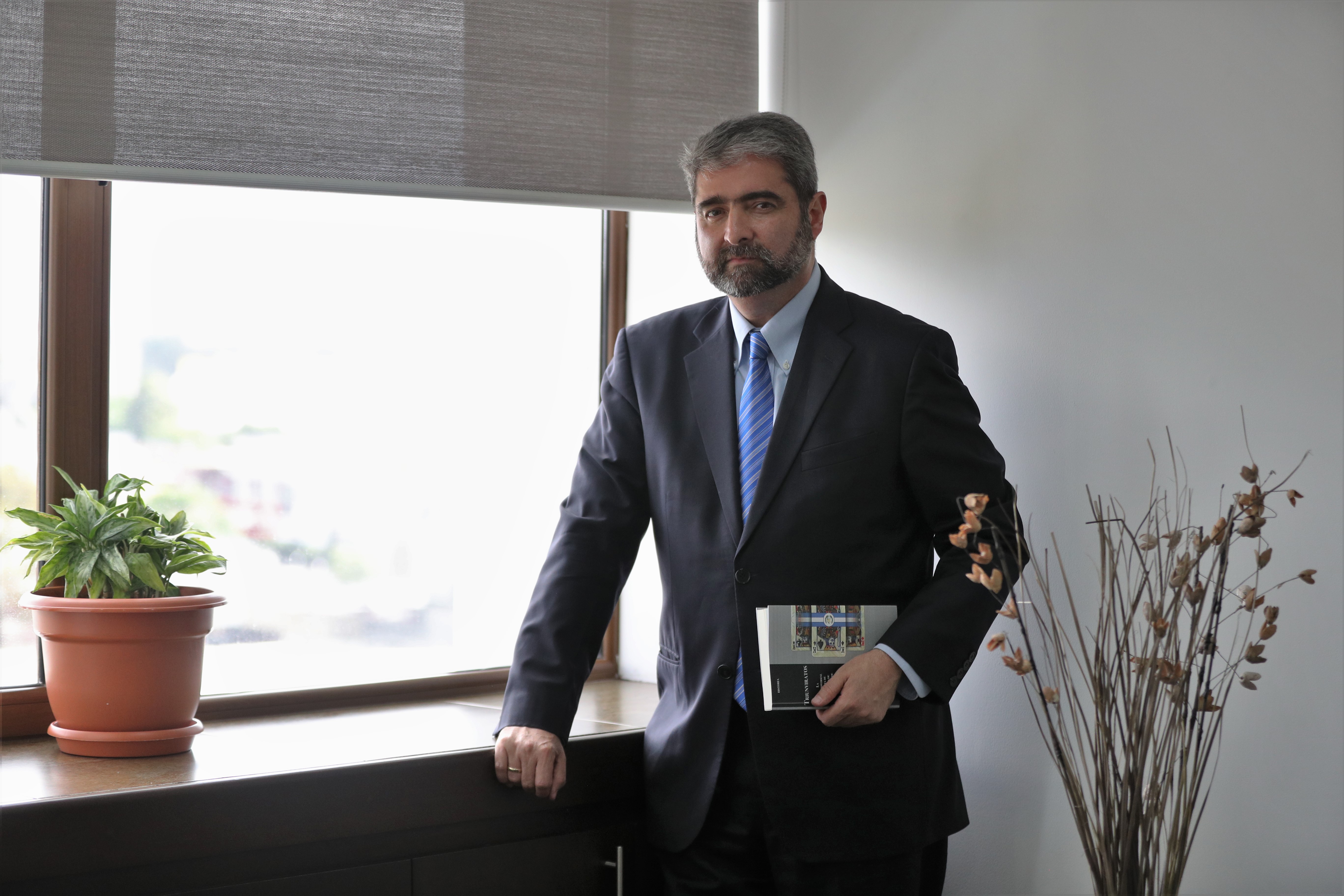 Roberto Ardón publica "Triunviratos: La controversial historia de las juntas de gobierno desde la caída Jorge Ubico hasta nuestros días". (Foto Prensa Libre: J. Ochoa)