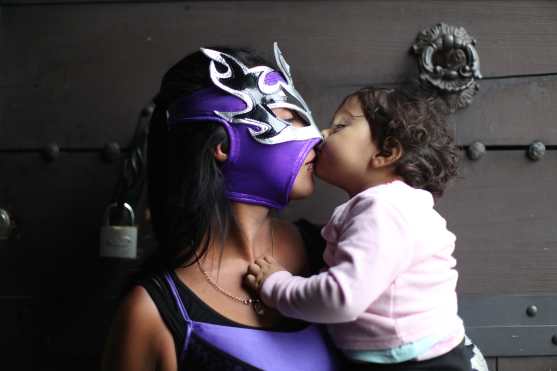 Su hija más pequeña le acompaña y le regala un beso antes de subir al ring. Foto Prensa Libre: Óscar Rivas 