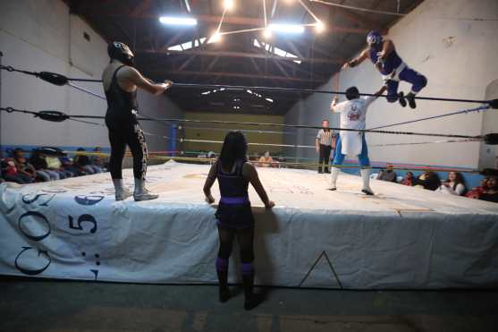 Debajo del ring observa una volada de Jinete del Rodeo sobre Tauro. Foto Prensa Libre: Óscar Rivas