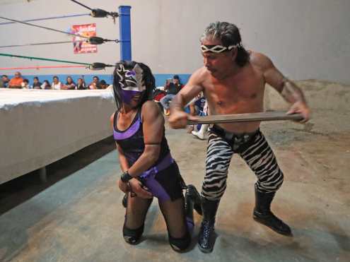 Princesa Luna flexiona su brazo para recibir un castigo de Máscara de Plata 1. Foto Prensa Libre: Óscar Rivas 