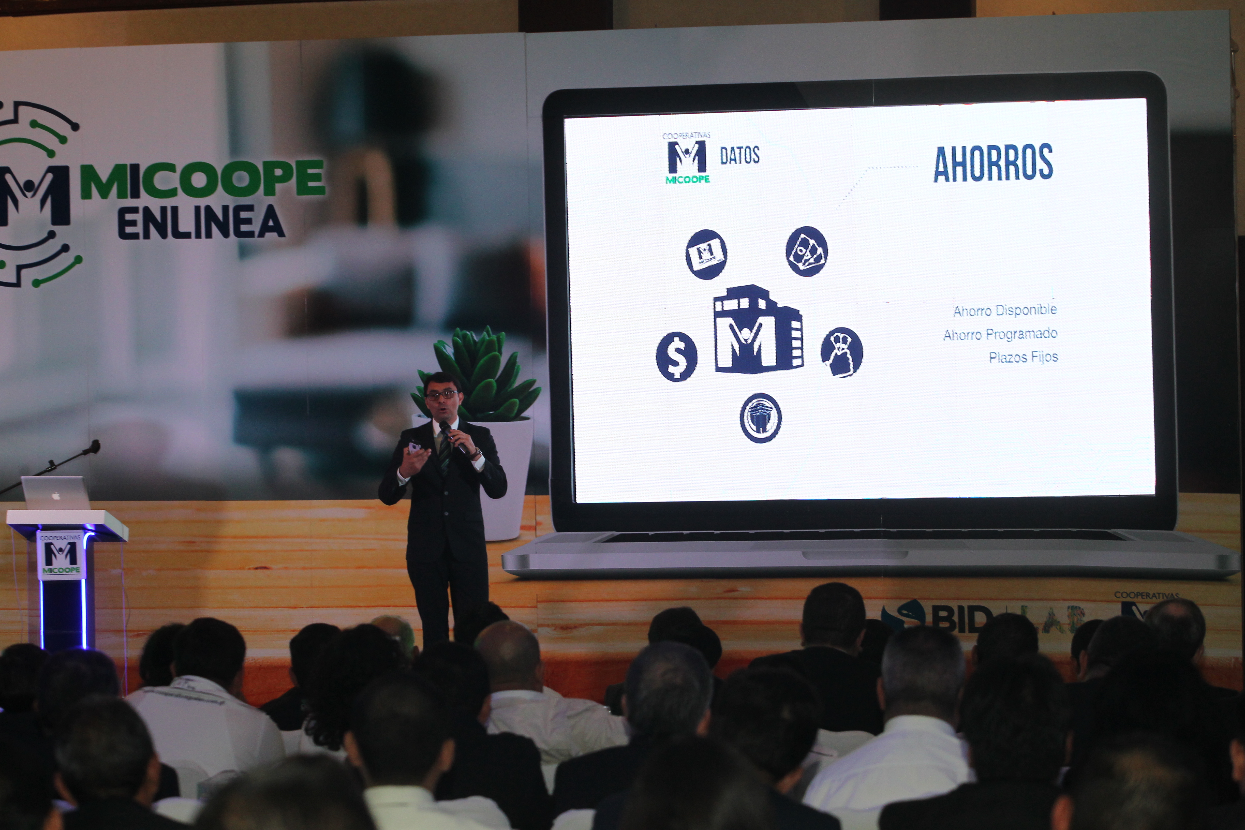 Mi Coope presentó la nueva plataforma digital Mi Coope en Línea. (Foto Prensa Libre: Norvin Mendoza)