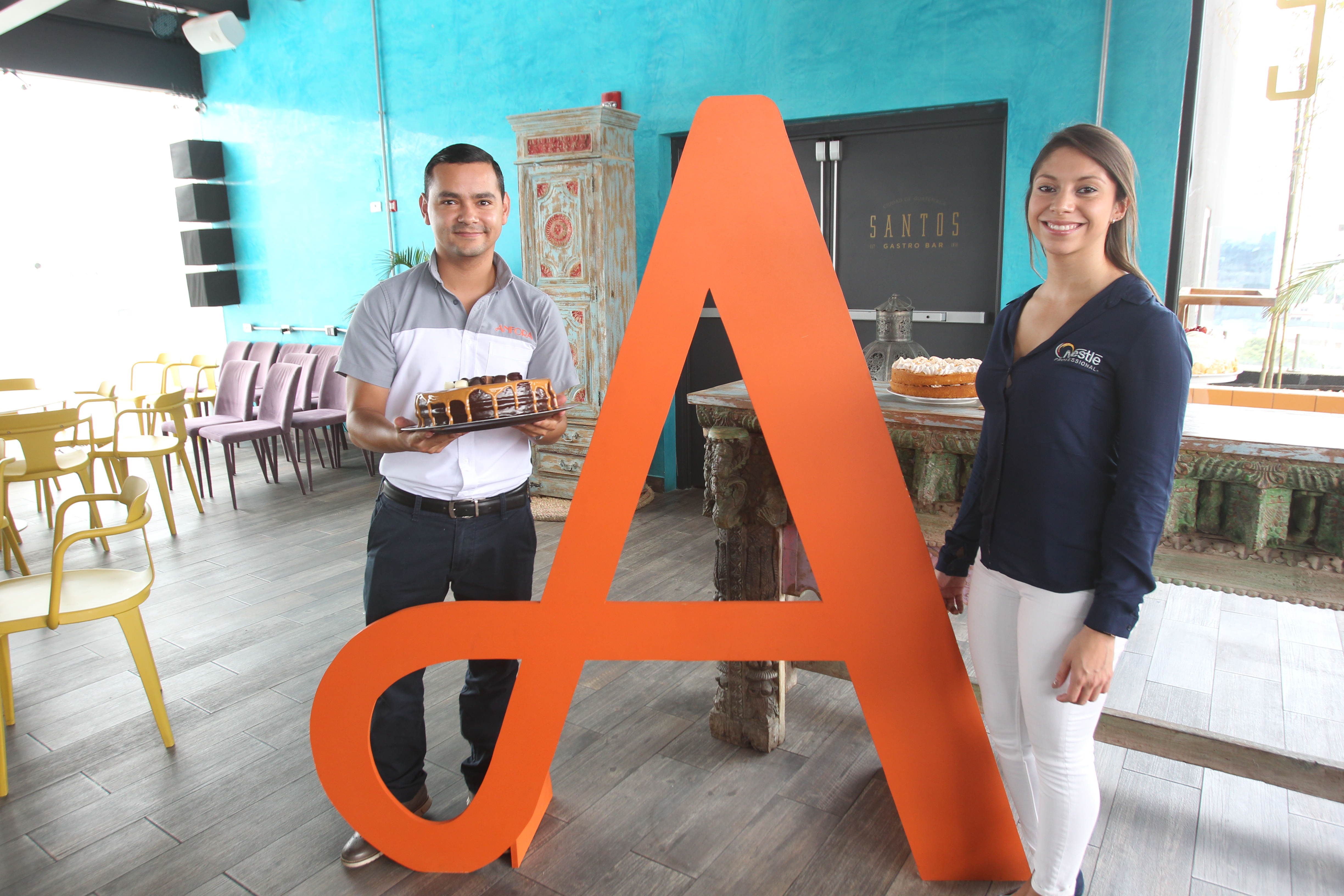 Representantes de Anfora y Nestlé presentan el pastel Apapacho, para celebrar a los padres. (Foto Prensa Libre: Norvin Mendoza)