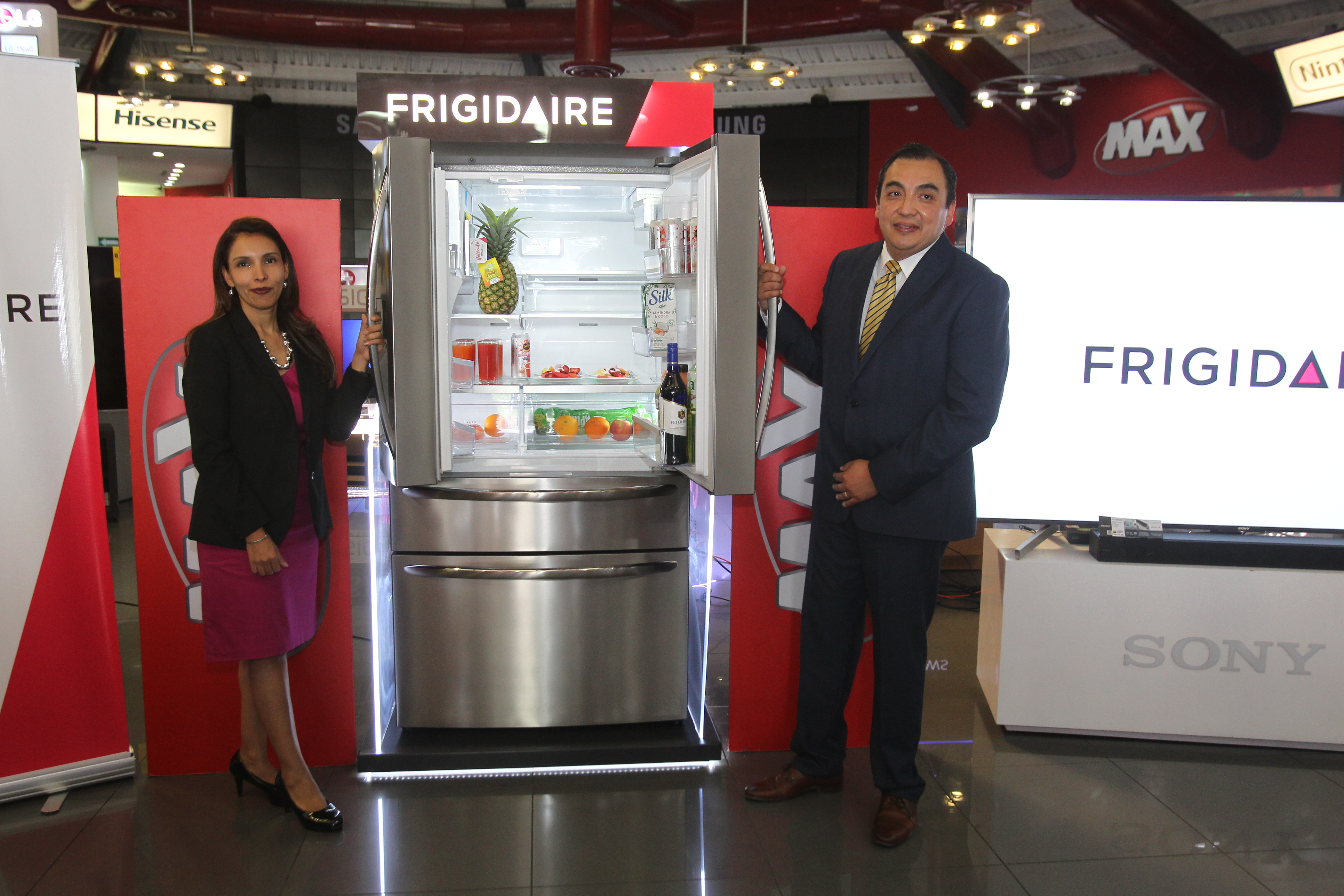 Patricia Gonzale de Grupo Distelsa y Eduardo Gómez de Grupo Electrolux presentaron la nueva refrigeradora Frigidaire. Foto Norvin Mendoza