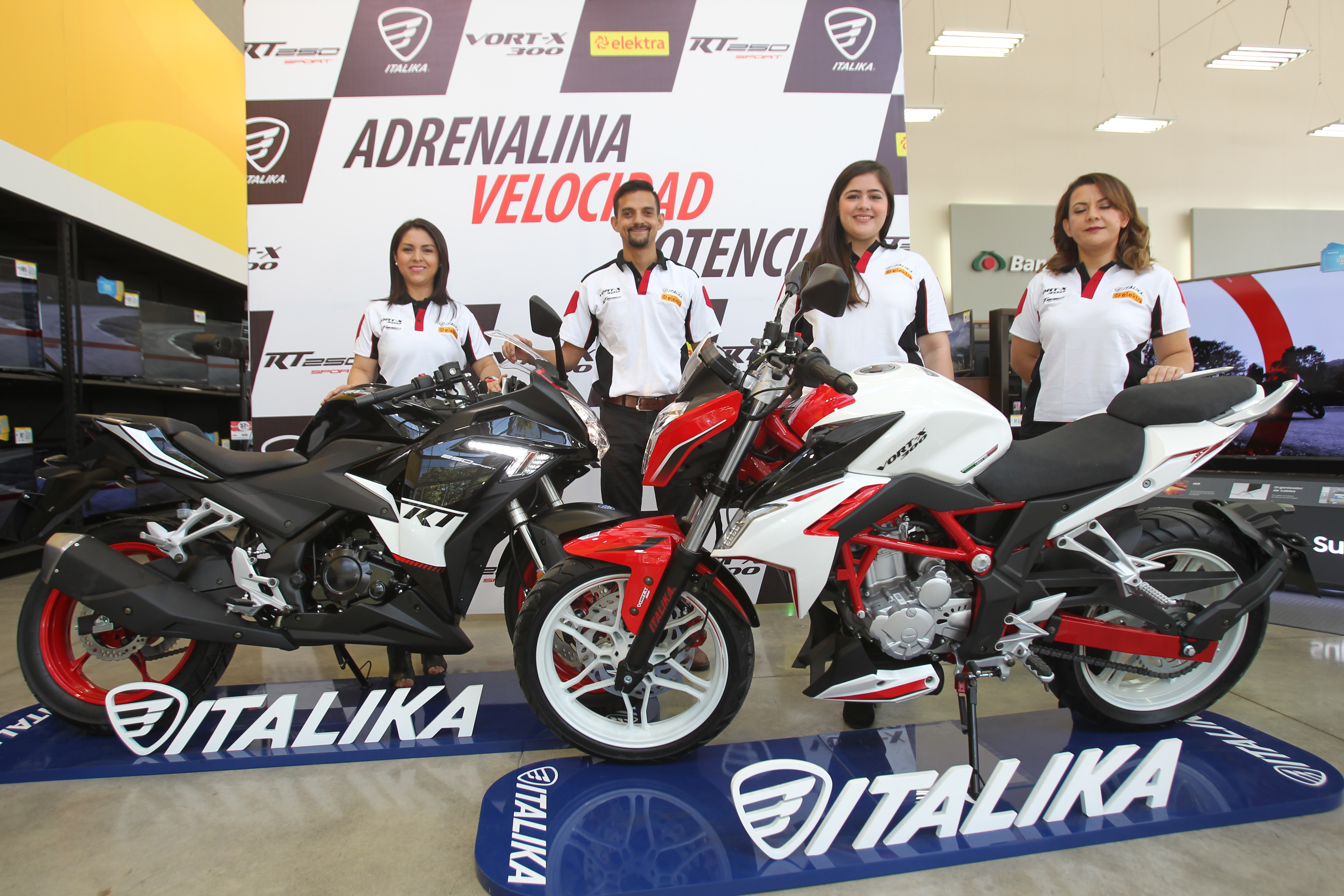 Brenda Pérez, Ronald Fischer, Amy Carrera y Wendy Girón, de Italika y Tiendas Elektra presentaron los dos nuevos modelos de motocicletas. Foto Norvin Mendoza