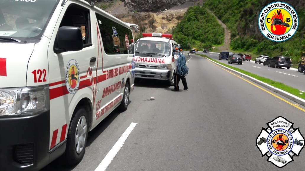 Ambulancias que trasladarán a los heridos permanecen a la orilla de la ruta Interamericana. (Foto Prensa Libre: Hemeroteca PL).