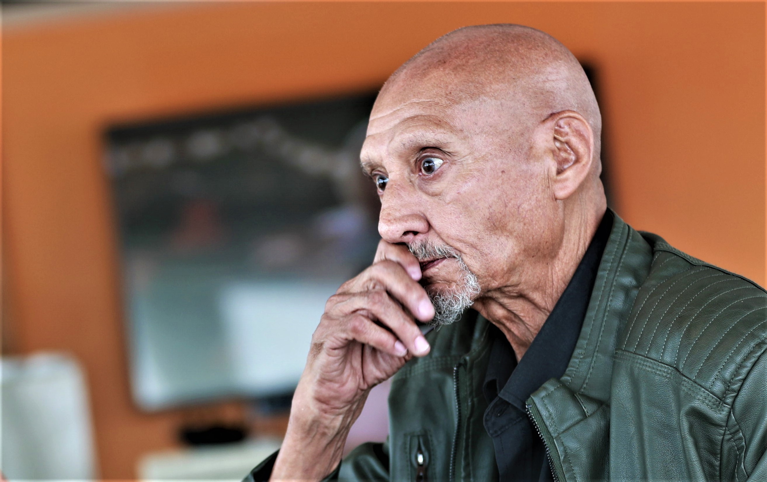 Ramírez Amaya mientras comparte detalles de su nueva exposición llamada La tecolotera. (Foto Prensa Libre: Pablo Juárez)