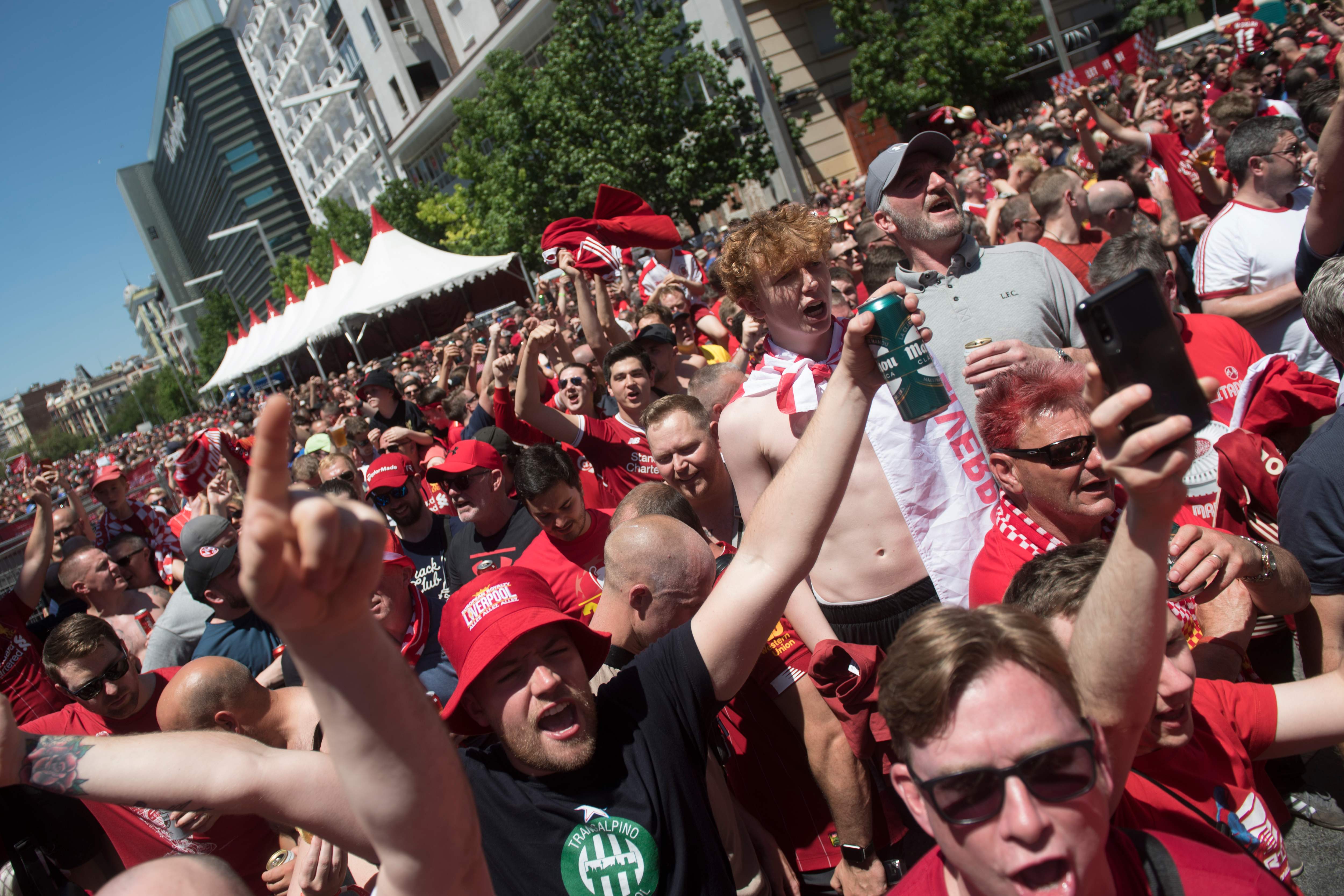 Los aficionados del Liverpool han invadido las calles de Madrid. (Foto Prensa Libre: AFP)