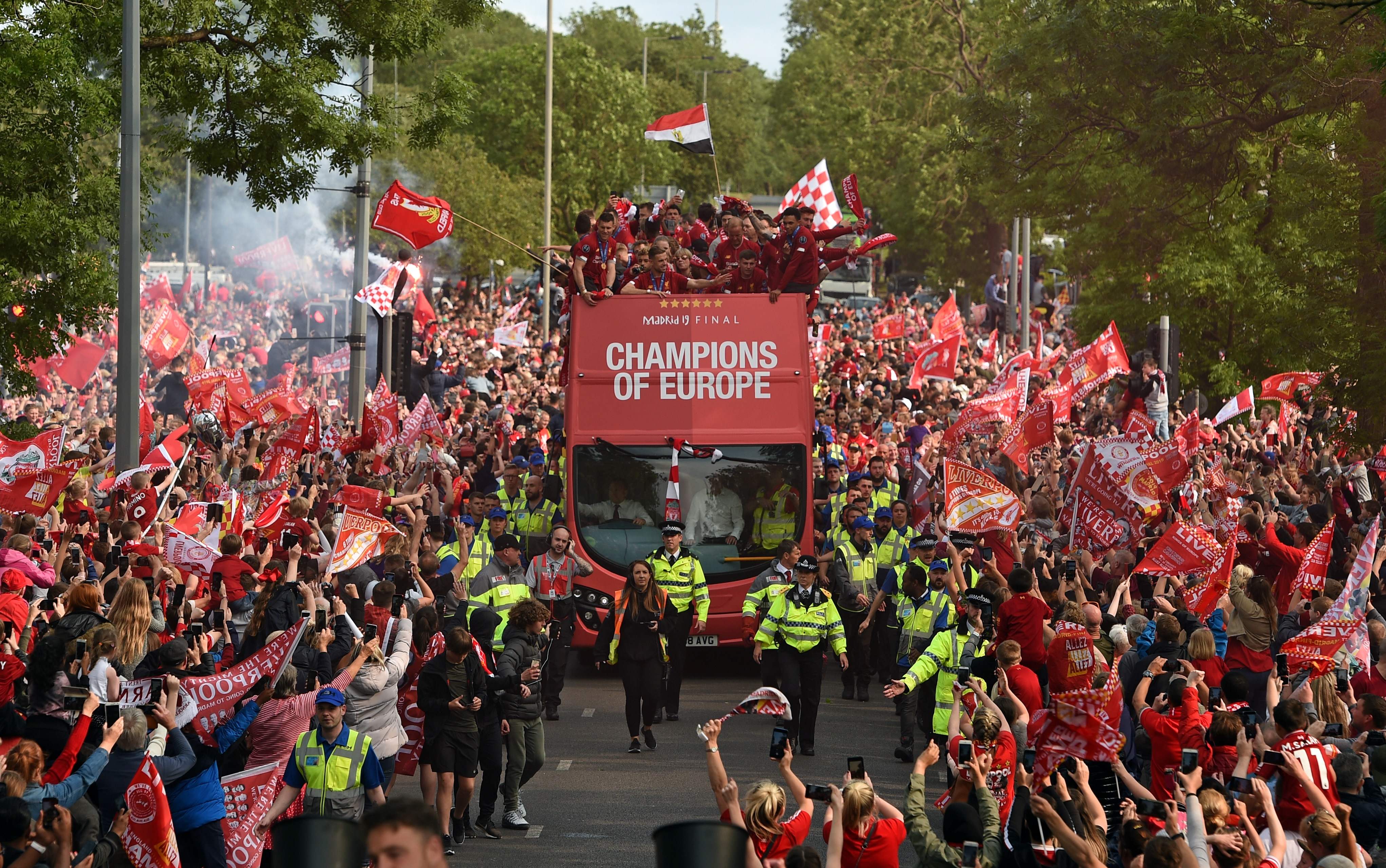 Los aficionados del Liverpool están viviendo una fiesta con su equipo. (Foto Prensa Libre: AFP)