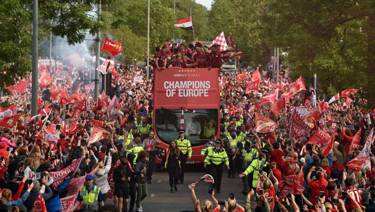 Los aficionados del Liverpool están viviendo una fiesta con su equipo. (Foto Prensa Libre: AFP)