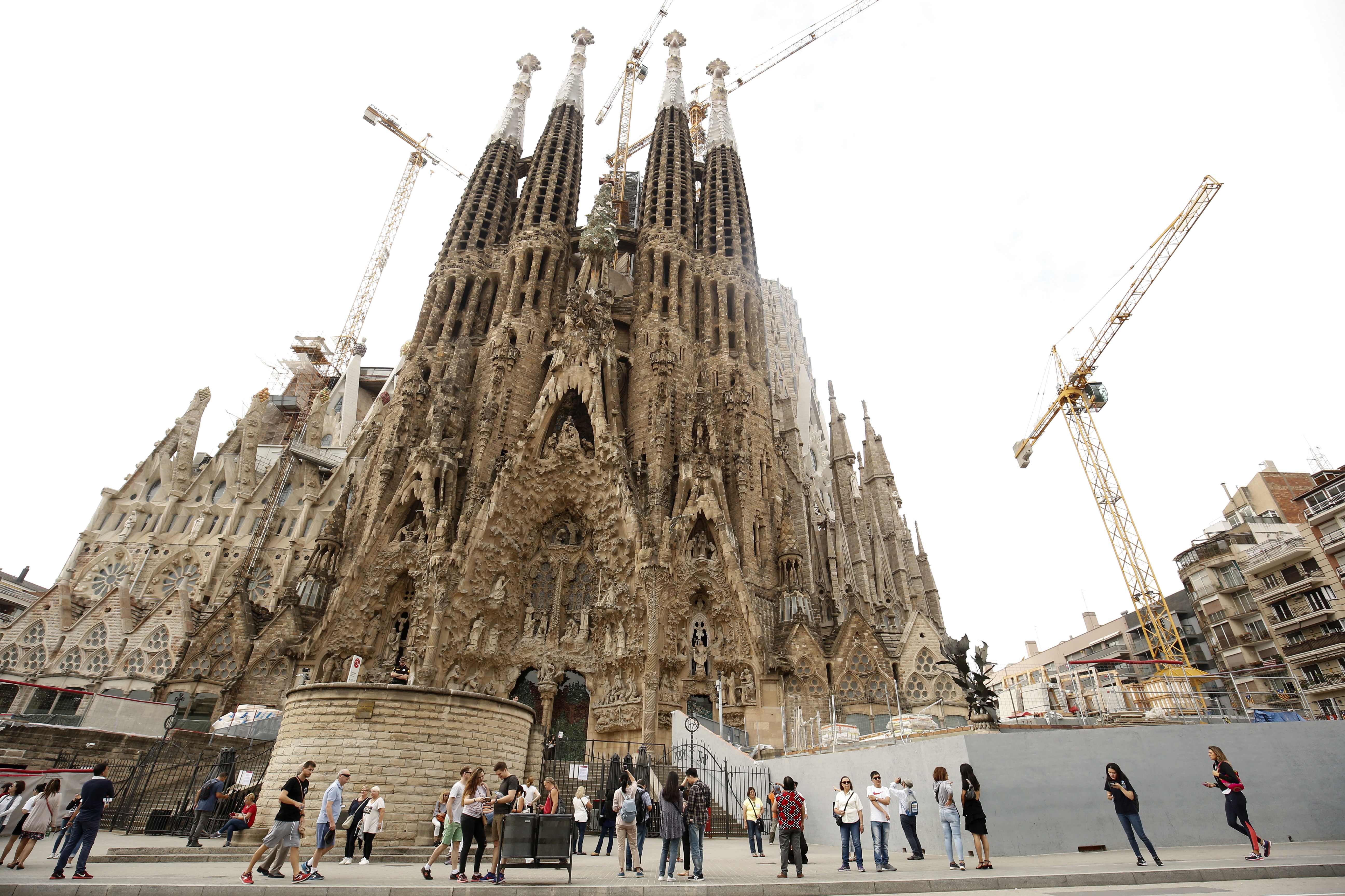 La construcción de la Sagrada Familia de Barcelona pudo haber comenzado hace 137 años, pero la emblemática basílica solo obtuvo un permiso de construcción. (Foto Prensa Libre: AFP) 