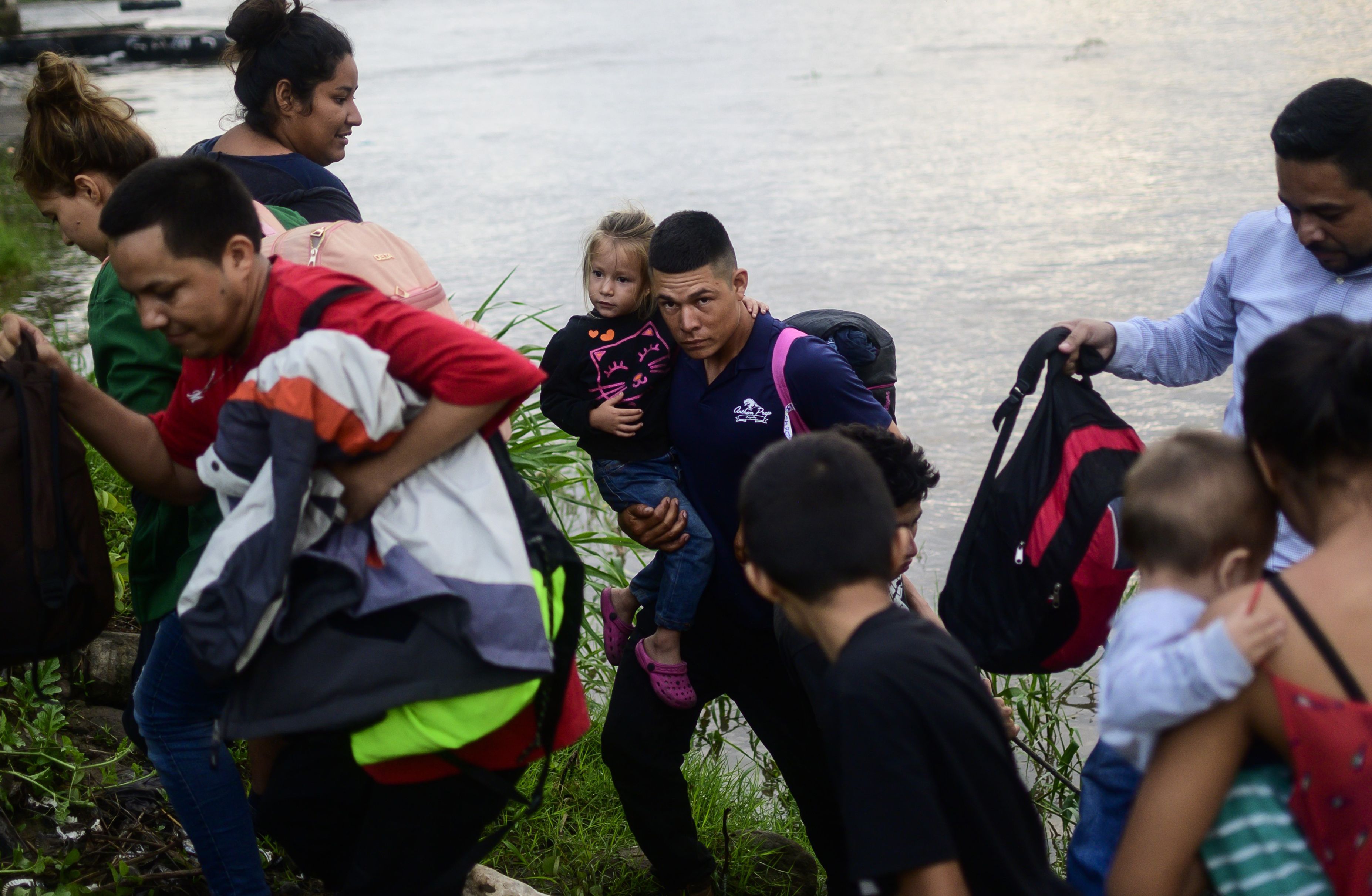Cientos de personas cruzan el río Suchiate en San Marcos, Guatemala para llegar a México y continuar su viaje hacia Estados Unidos. Foto Prensa Libre: AFP 
