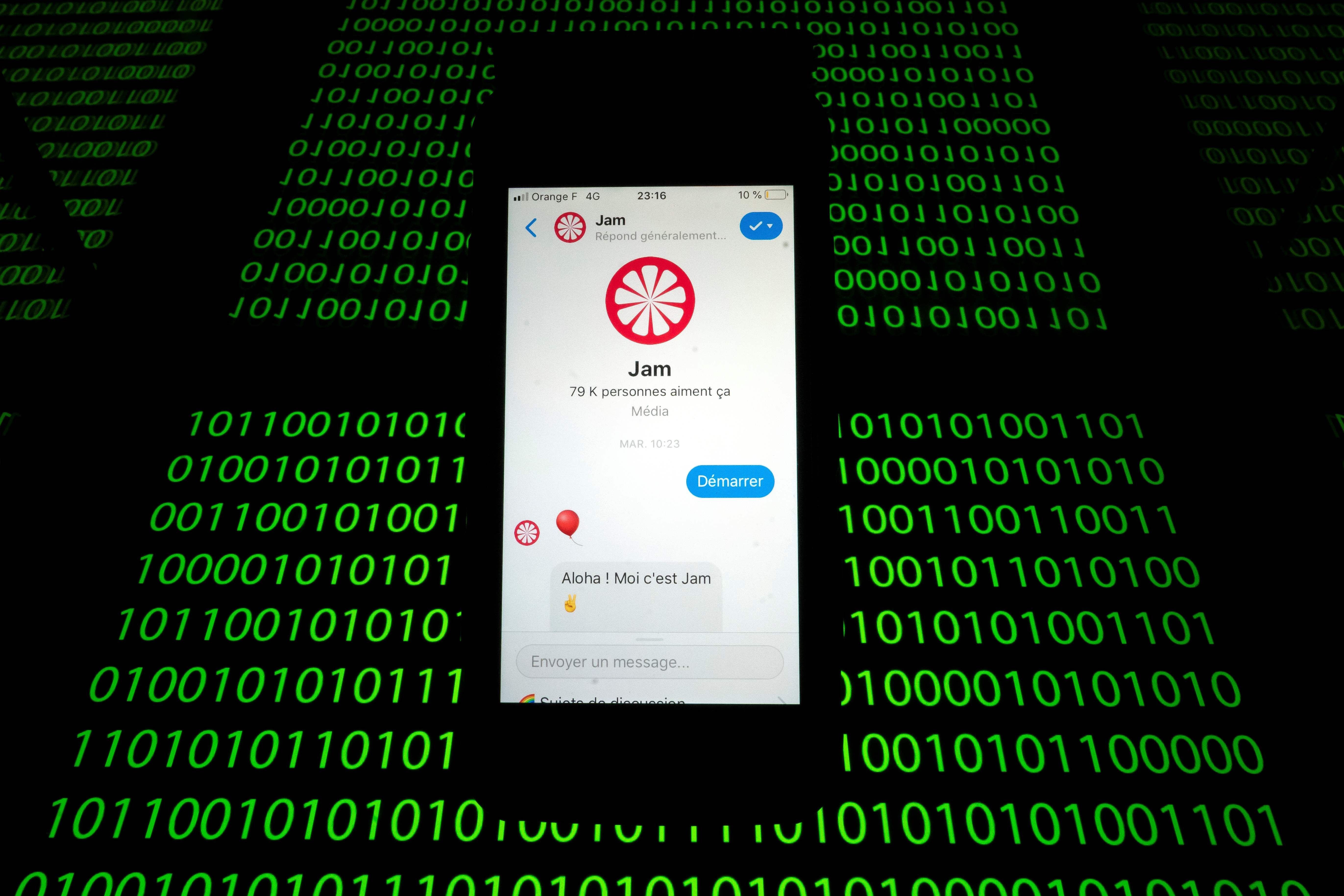 El chatbot Jam, un programa informático que proporciona información en línea, conectado en un teléfono móvil el 28 de febrero de 2019 en París. (Foto Prensa Libre: AFP)