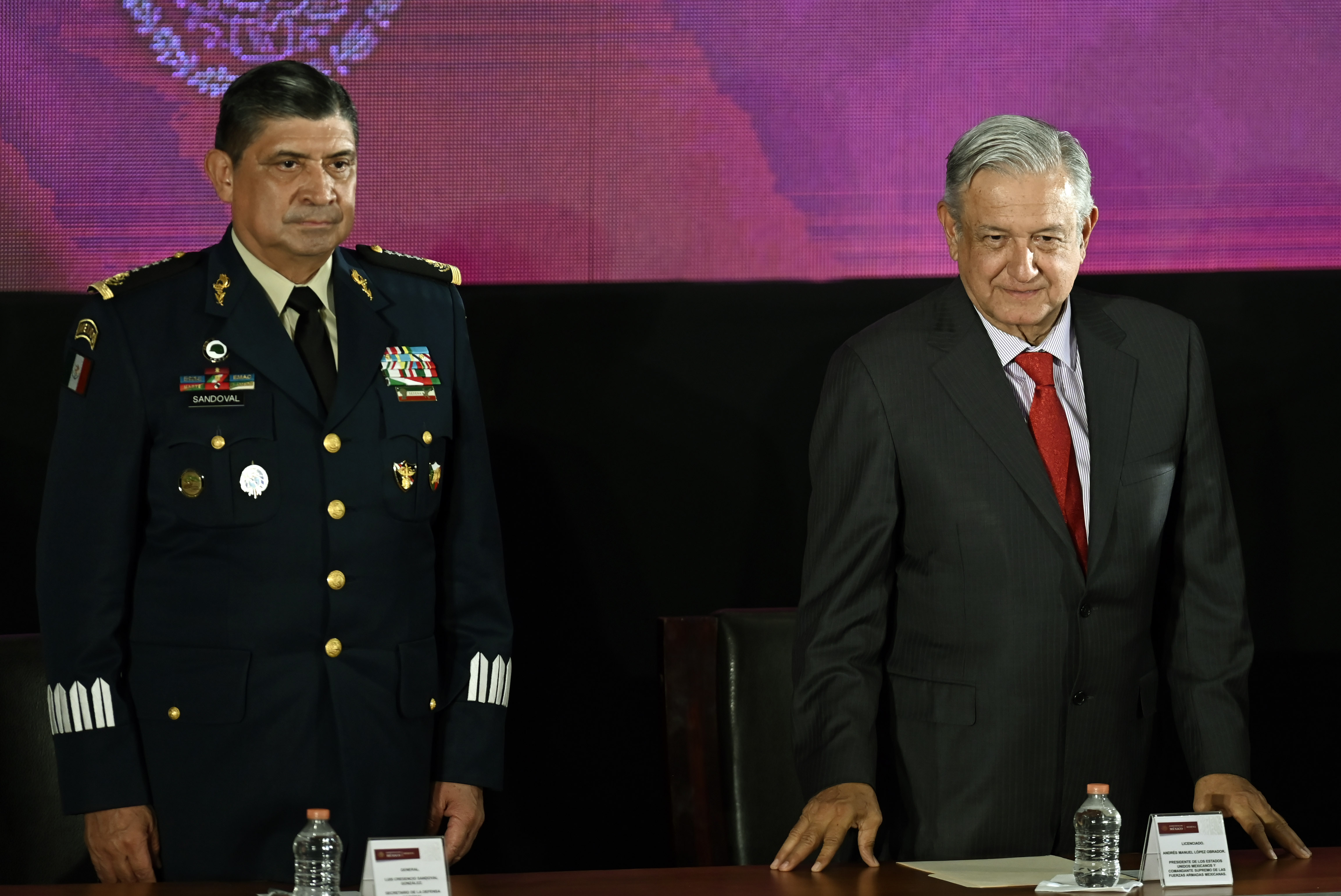 El secretario mexicano de la Defensa Nacional, Luis Cresencio Sandoval y el el presidente Andrés Manuel López Obrador militarizan la frontera. (Foto Prensa Libre: AFP)