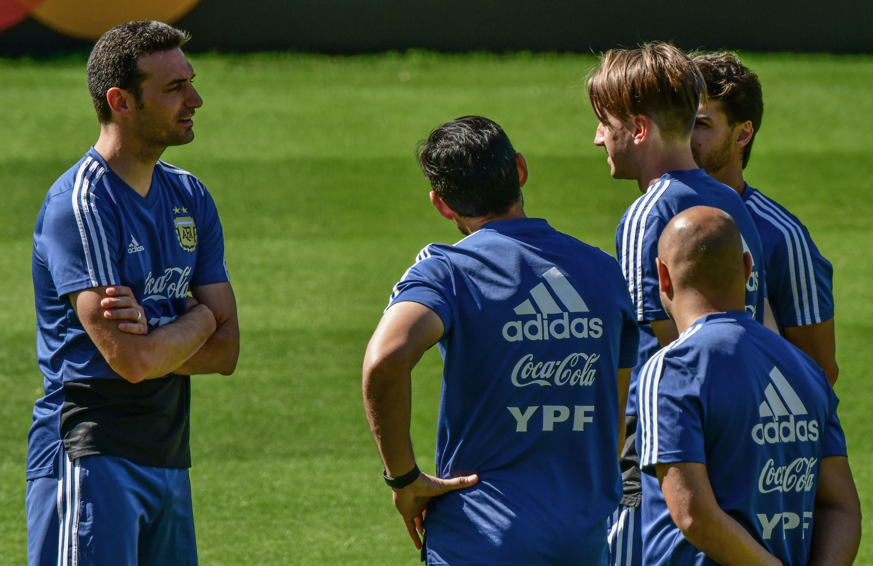 El entrenador argentino, Lionel Scaloni, conversa con sus jugadores previo a la preparación para enfrentar a Paraguay. (Foto Prensa Libre: AFP)