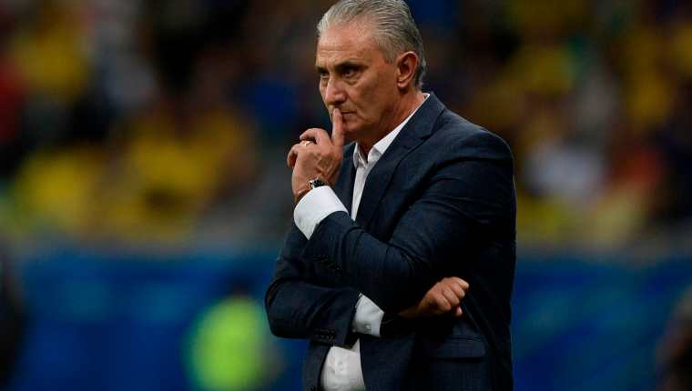 El entrenador de Brasil, Tite, asegura que a su equipo le hizo falta presionar al portero rival. (Foto Prensa Libre: AFP)