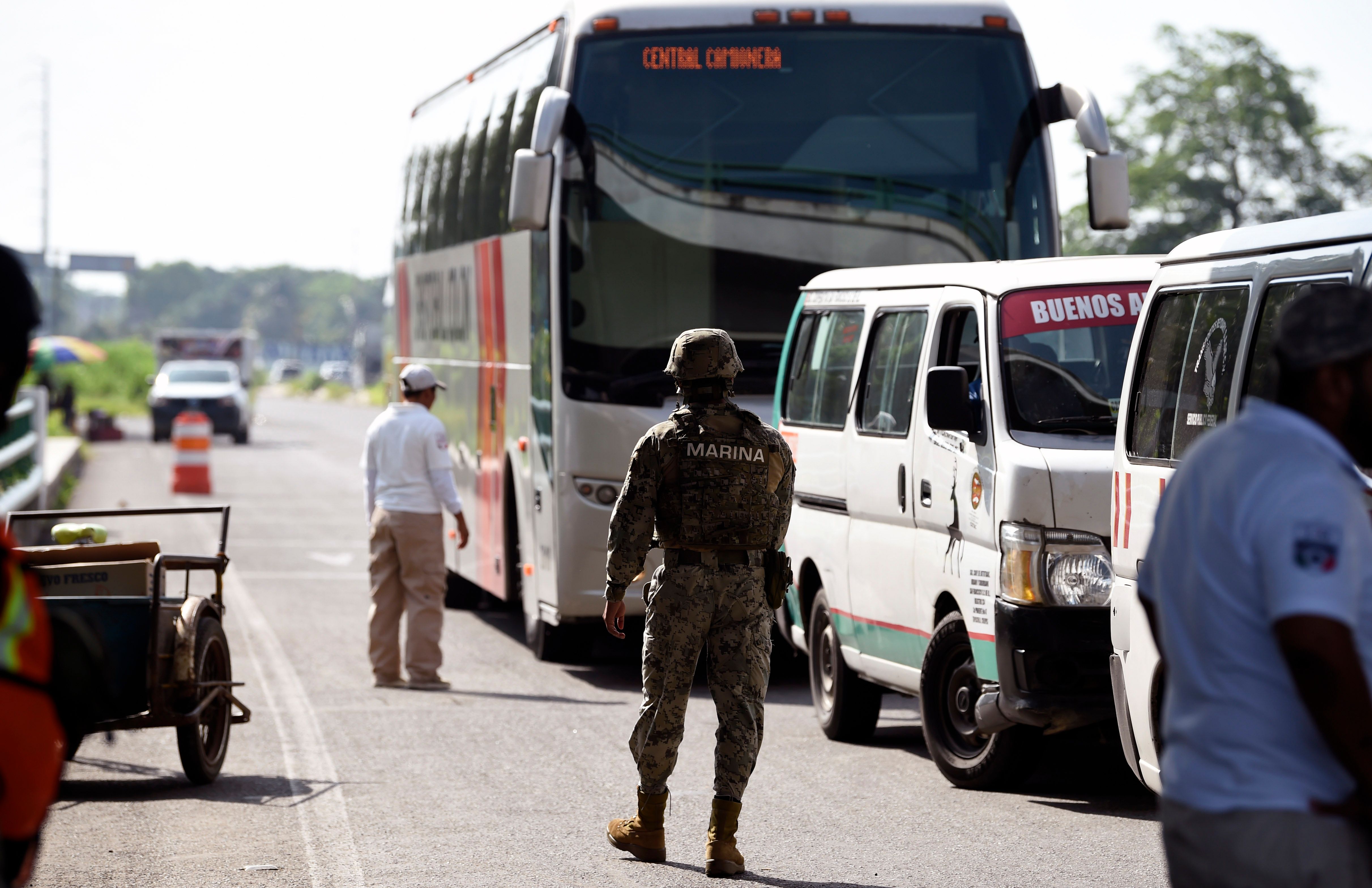 Oficiales mexicanos revisan autobuses para detectar a migrantes ilegales. (Foto Prensa Libre. AFP)