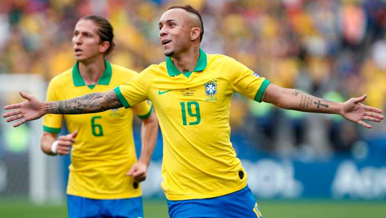 Así celebró Everton en el partido de Brasil contra Perú. (Foto Prensa Libre: AFP)
