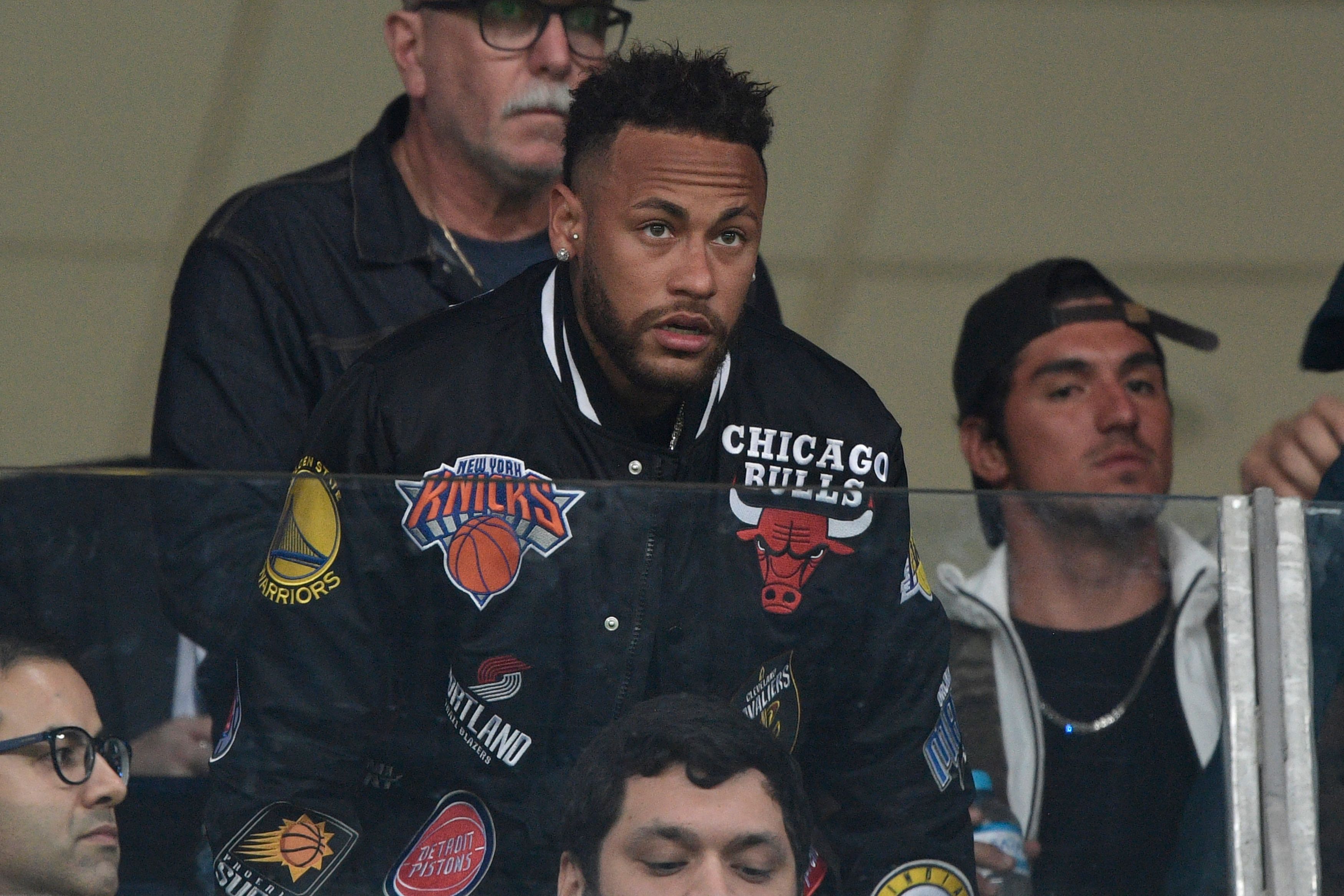 Neymar está en el banquillo de espera para llegar al Barcelona. Su retorno al parecer está muy cerca. (Foto Pensa Libre: AFP)