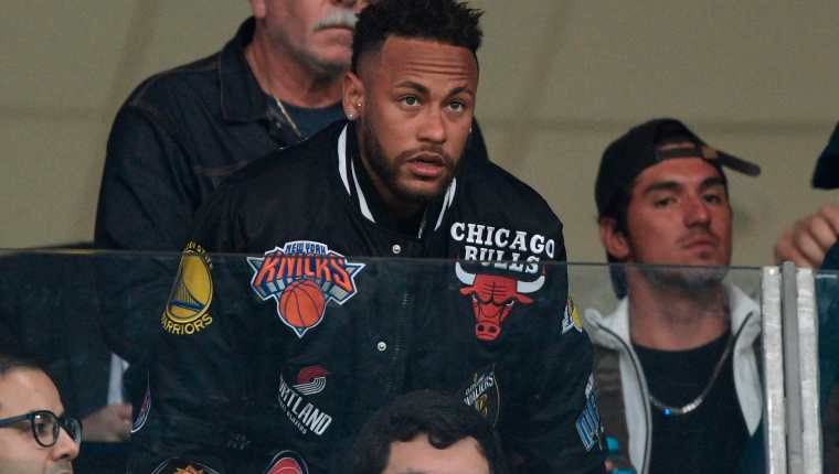 Neymar está en el banquillo de espera para llegar al Barcelona. Su retorno al parecer está muy cerca. (Foto Pensa Libre: AFP)
