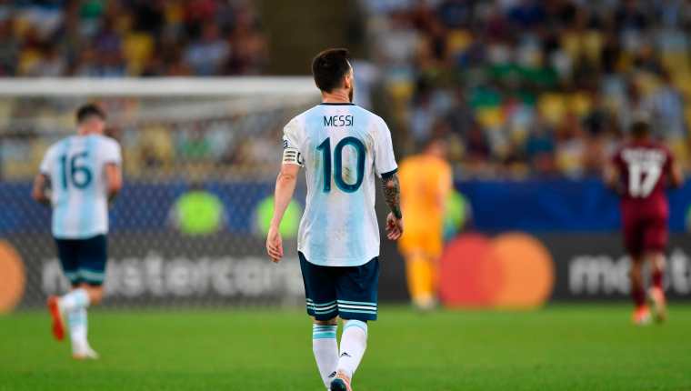 Lionel Messi ha tenido más frustraciones que alegrías frente a Brasil. (Foto Prensa Libre: AFP)