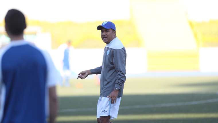 El estratega de la Azul y Blanco ha seguido de cerca todos los partidos de la Copa Oro 2019, a la que Guatemala no logró clasificar por estar suspendida por la Fifa (Foto Prensa Libre: Edwin Fajardo)