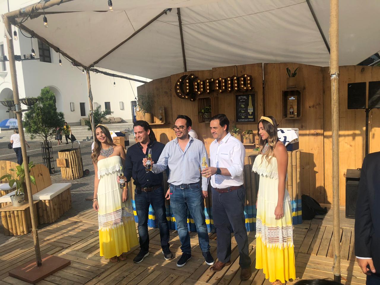 Directivos de Corona presentan la campaña que espera evitar que las botellas de plástico lleguen a los océanos. (Foto Prensa Libre: cortesía Corona)