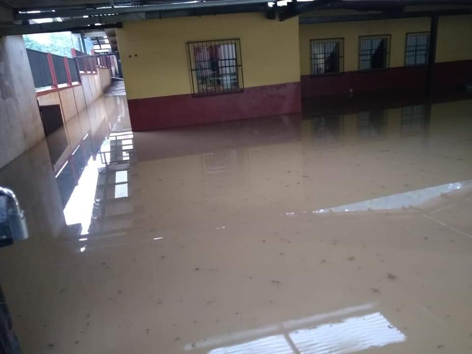 El centro de votaciones ubicado en una escuela de Santa Cruz Verapaz, en Alta Verapaz, tendrá que ser trasladado porque se inundó por las fuertes lluvias del viernes. (Foto Prensa Libre: Julio Sicán)