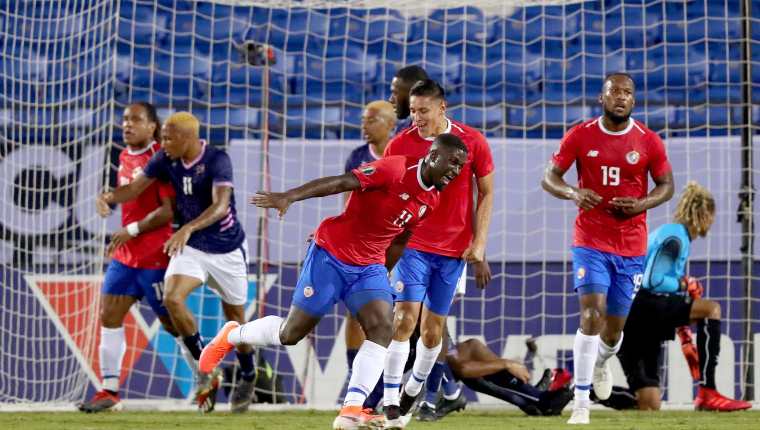  Mayron George de Costa Rica (11) anotó el primer gol de los ticos contra Bermuda. (Foto Prensa Libre: AFP)