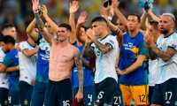 Players of Argentina acknowledge the crowd after defeating Venezuela 2-0 in their Copa America football tournament quarter-final match at Maracana Stadium in Rio de Janeiro, Brazil, on June 28, 2019. (Photo by Pedro UGARTE / AFP)